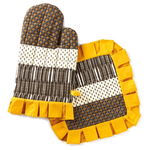 Gold Berry Ruffled Pot Holder/Oven Mitt Set