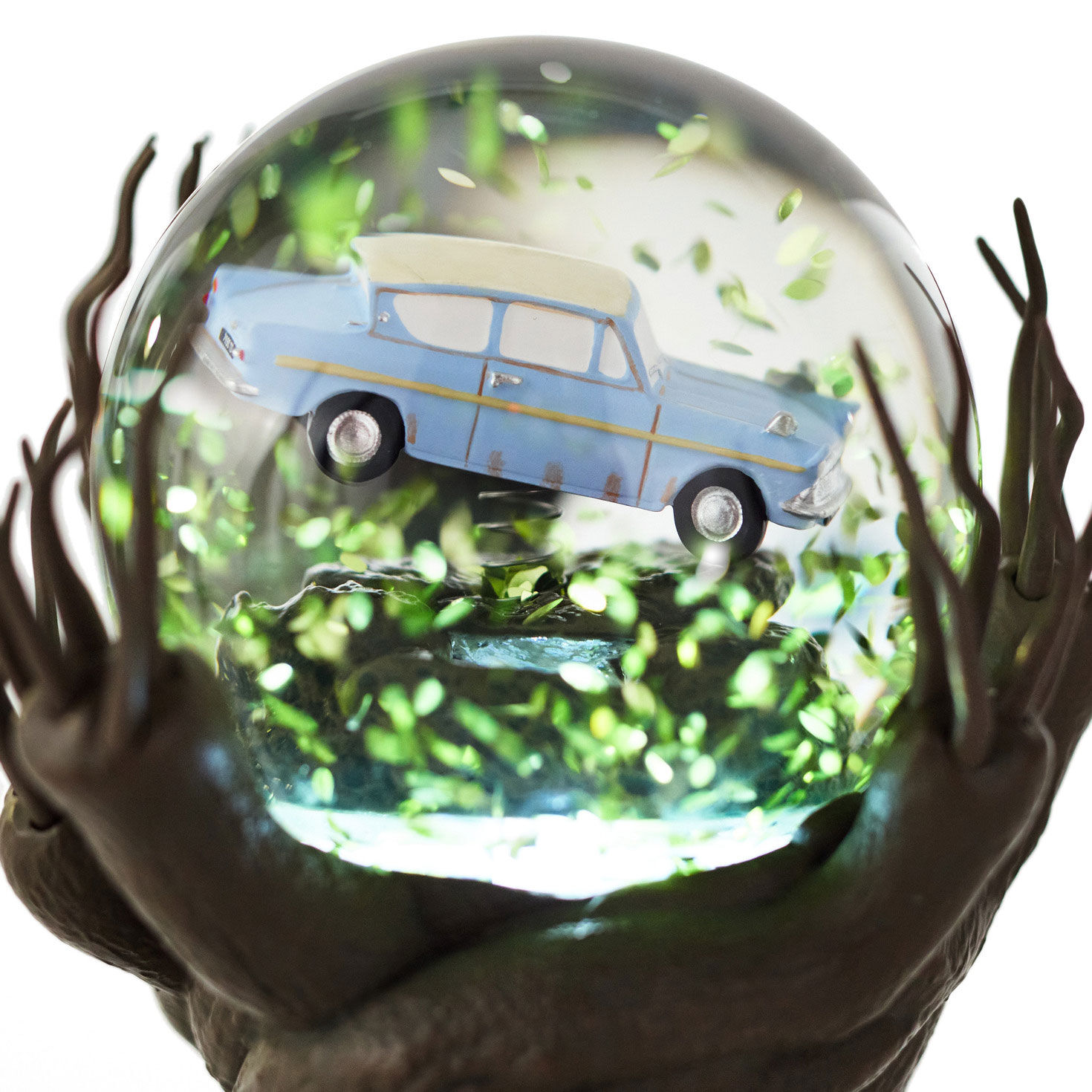 Harry Potter Car in Whomping Willow Tree Snow Globe upclose detail image number 4