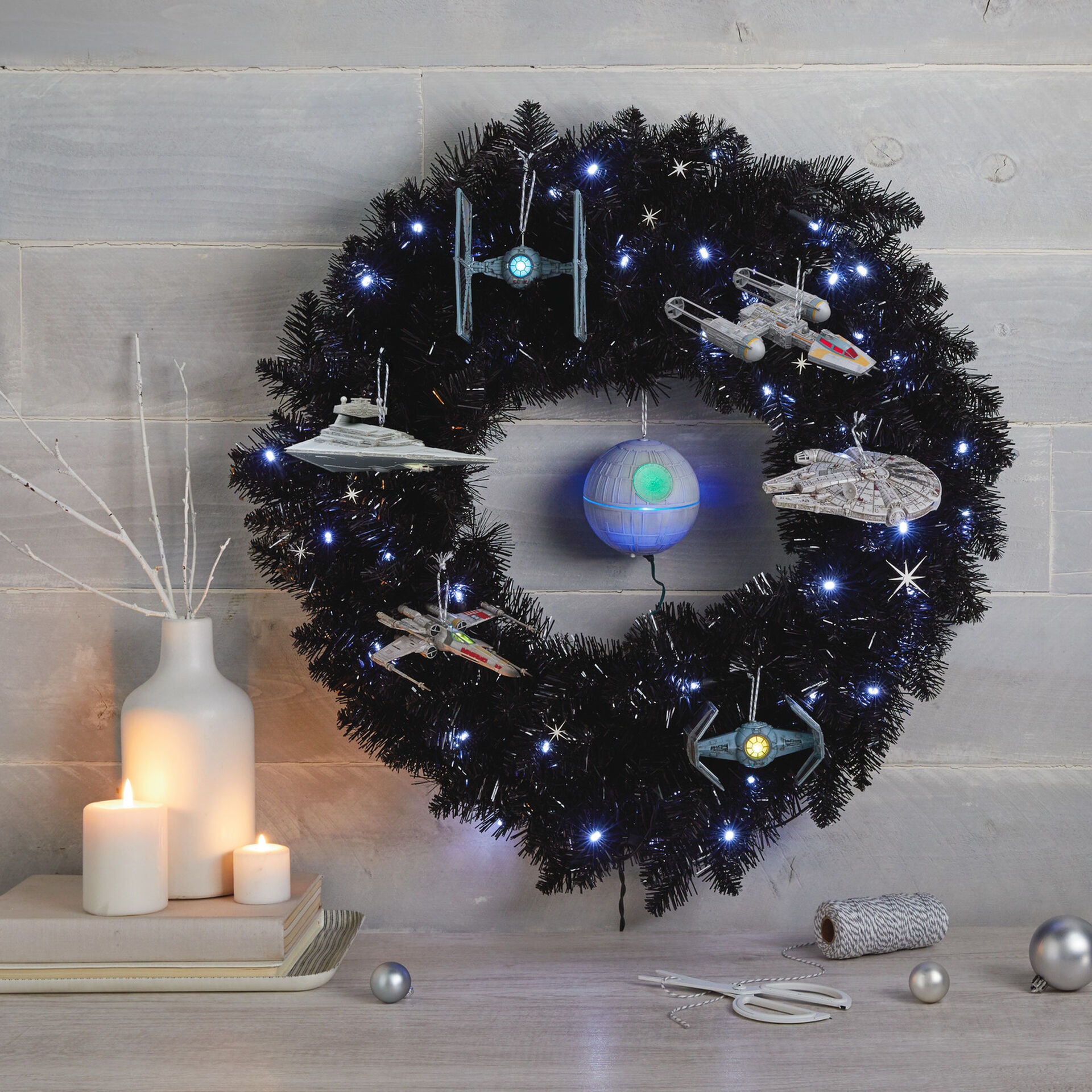 Star-Galaxy-Black-Artificial-Wreath-With-Lights_3999QFM6139_02.jpg?sw=1920