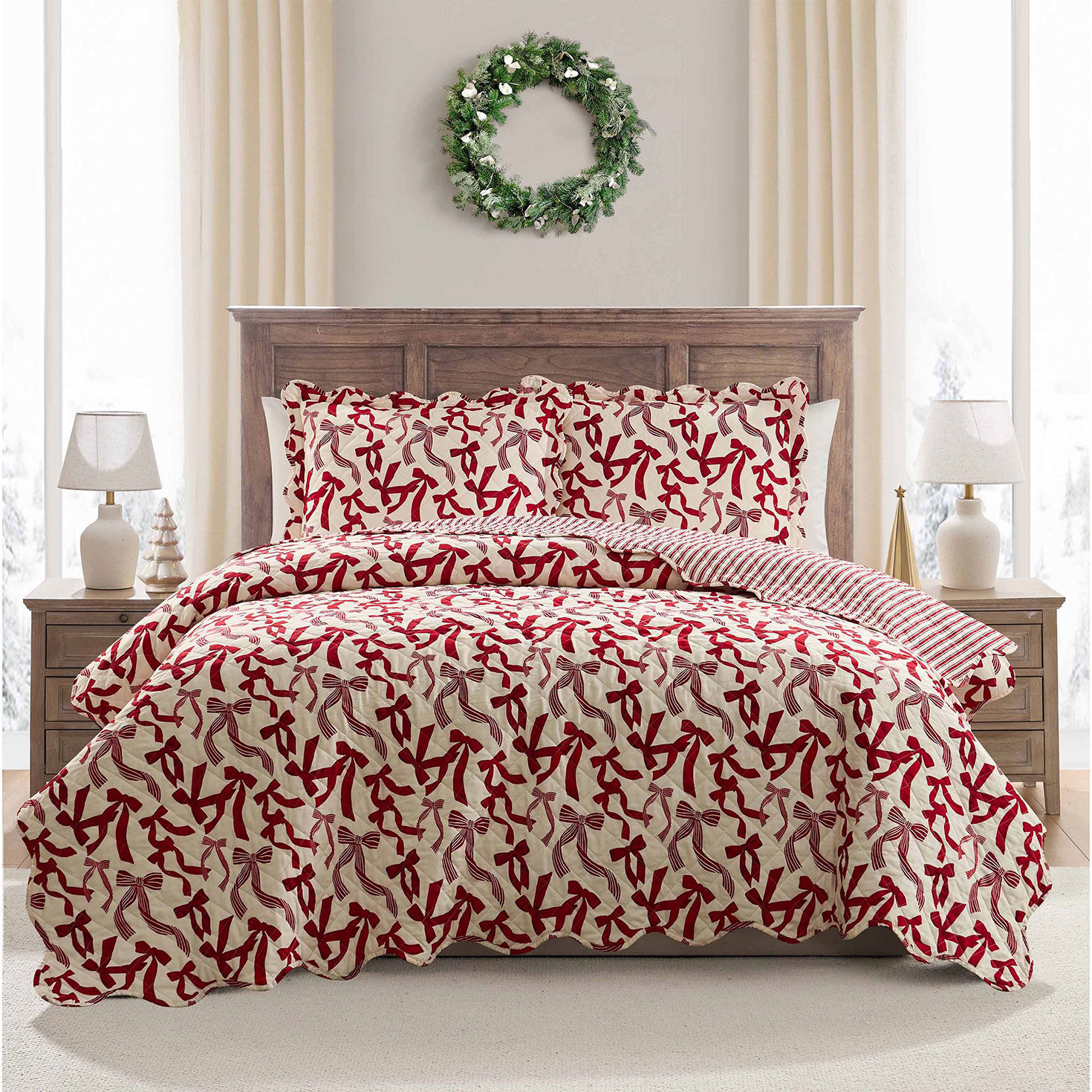 Hallmark Holiday Scallop Bow 3 Pc. Quilt Set - Full/Queen in use image number 5
