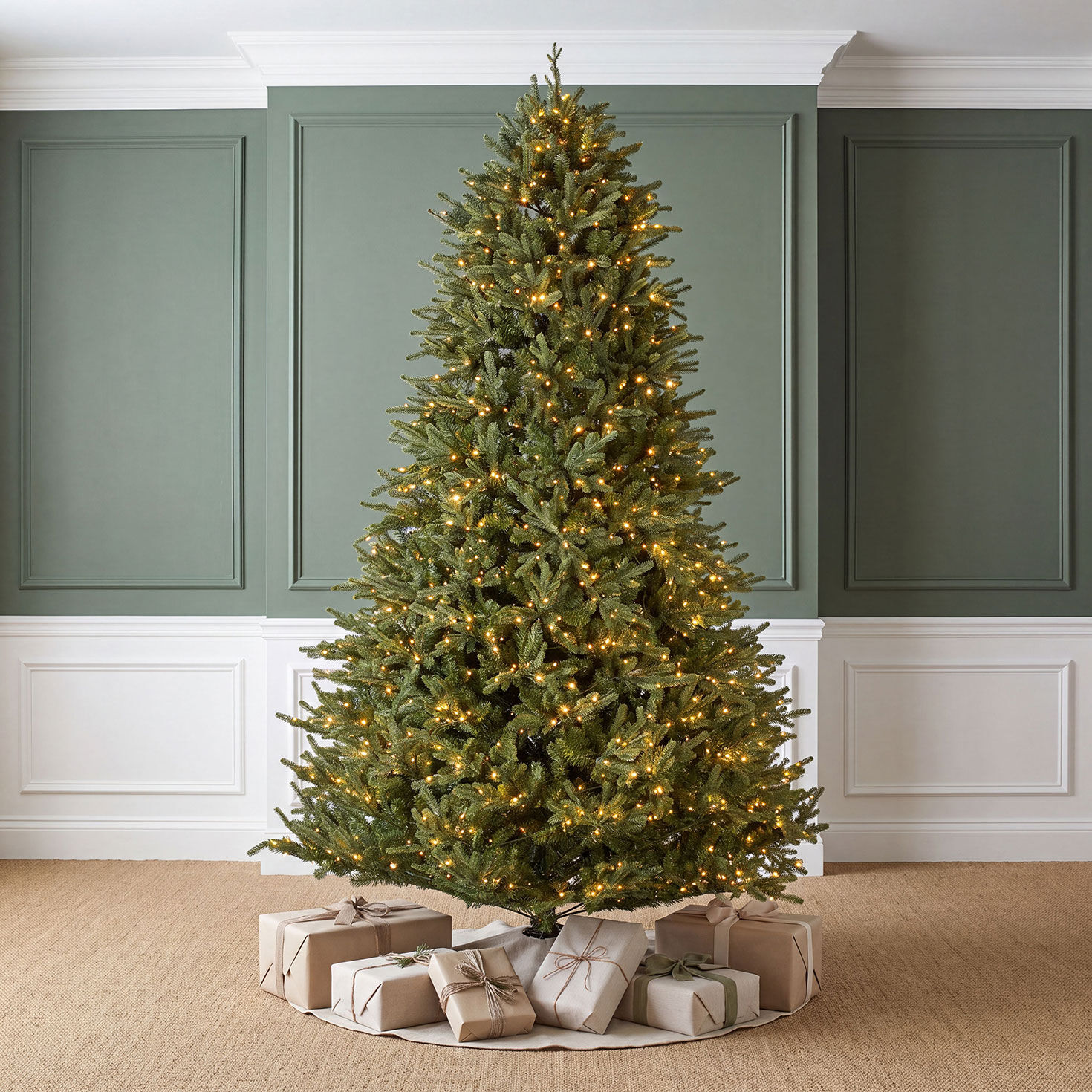 Natural Cut "Hallmark" Fir Tree 9' 2000 LED Lights in use image number 3