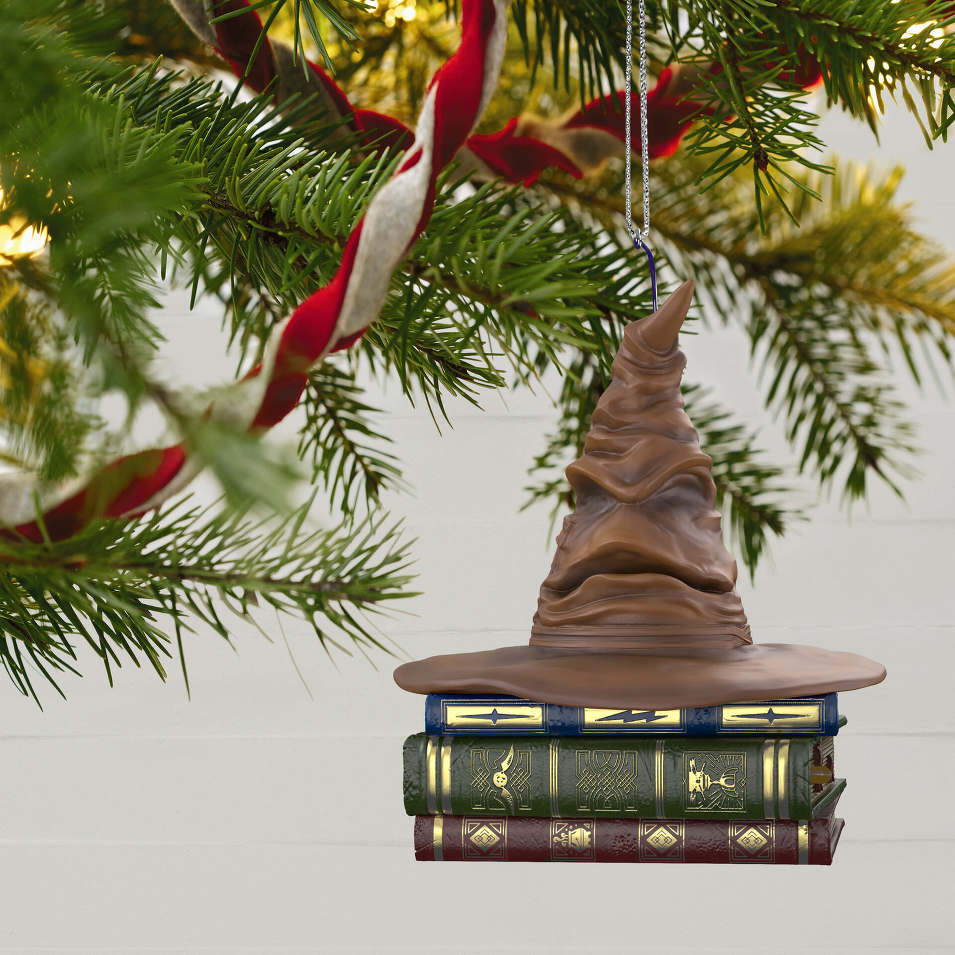 Harry Potter Hallmark Collection 2021 : Talking Sorting Hat : Three  Broomsticks : Wizard in Training 