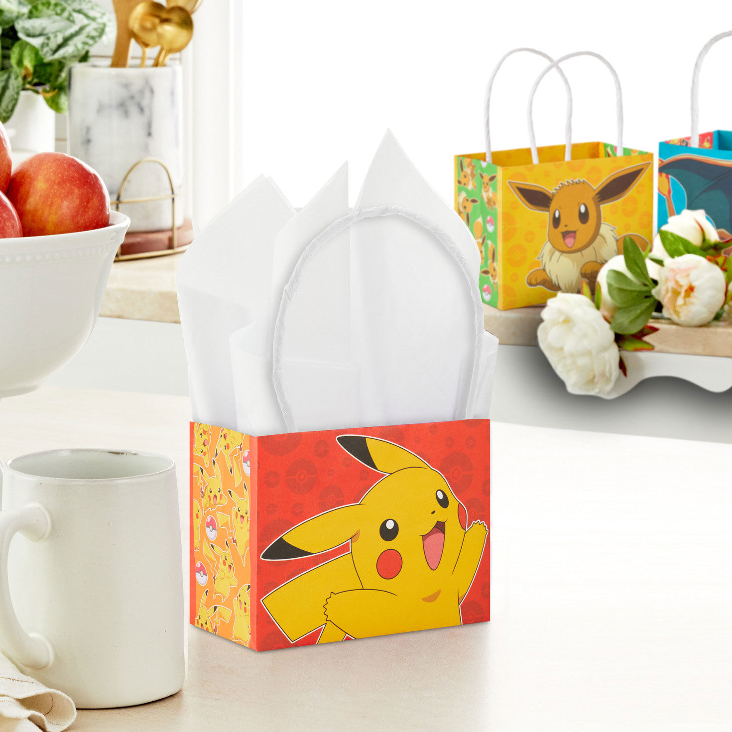 Pok&eacute;mon Pikachu, Eevee, Charizard, Gengar Mini Bags in use image number 2