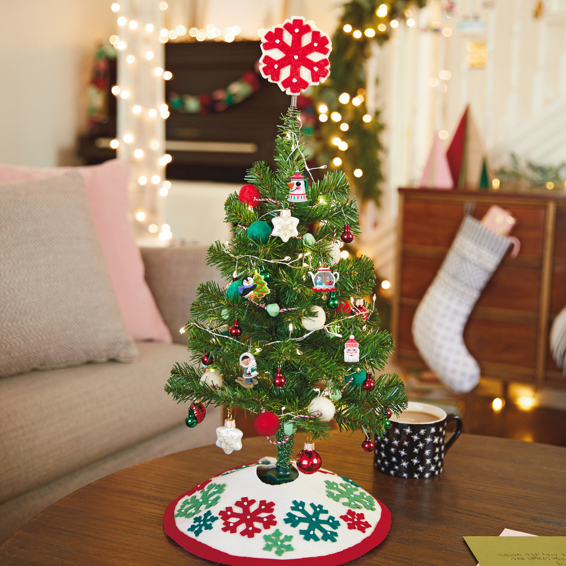 Miniature Red And Green Snowflakes Christmas Tree Skirt 12 Keepsake Ornaments Hallmark