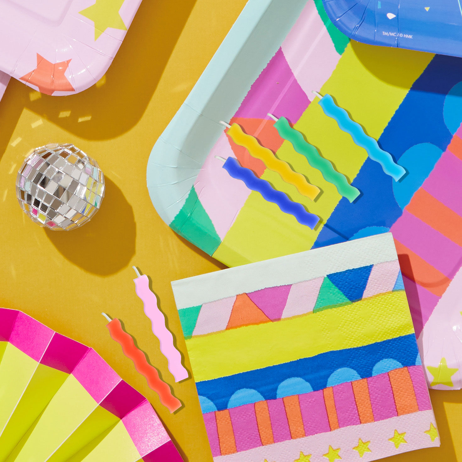 Multicolor Zig Zag Shape Birthday Candles in use image number 2