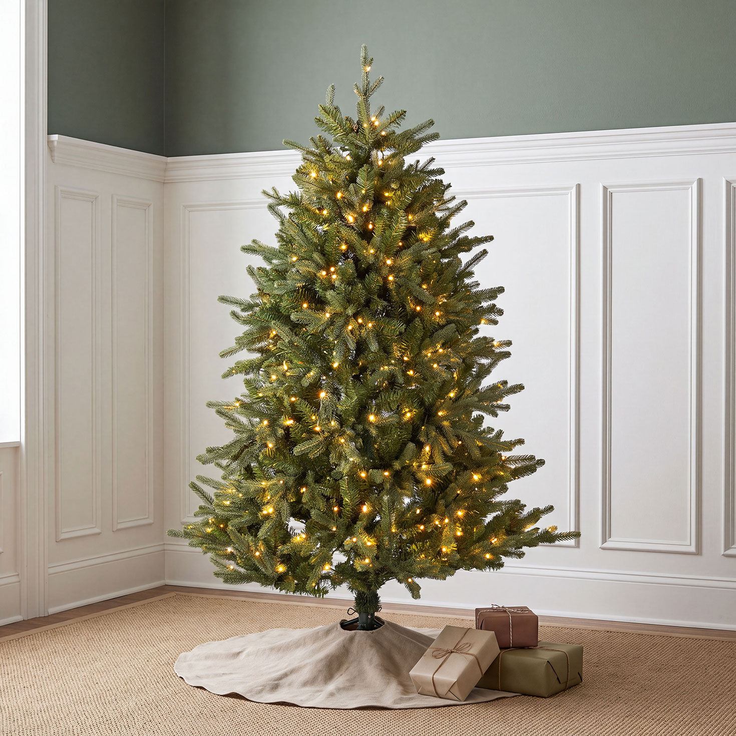 Natural Cut "Hallmark" Fir Tree 5' 400 LED Lights in use image number 2