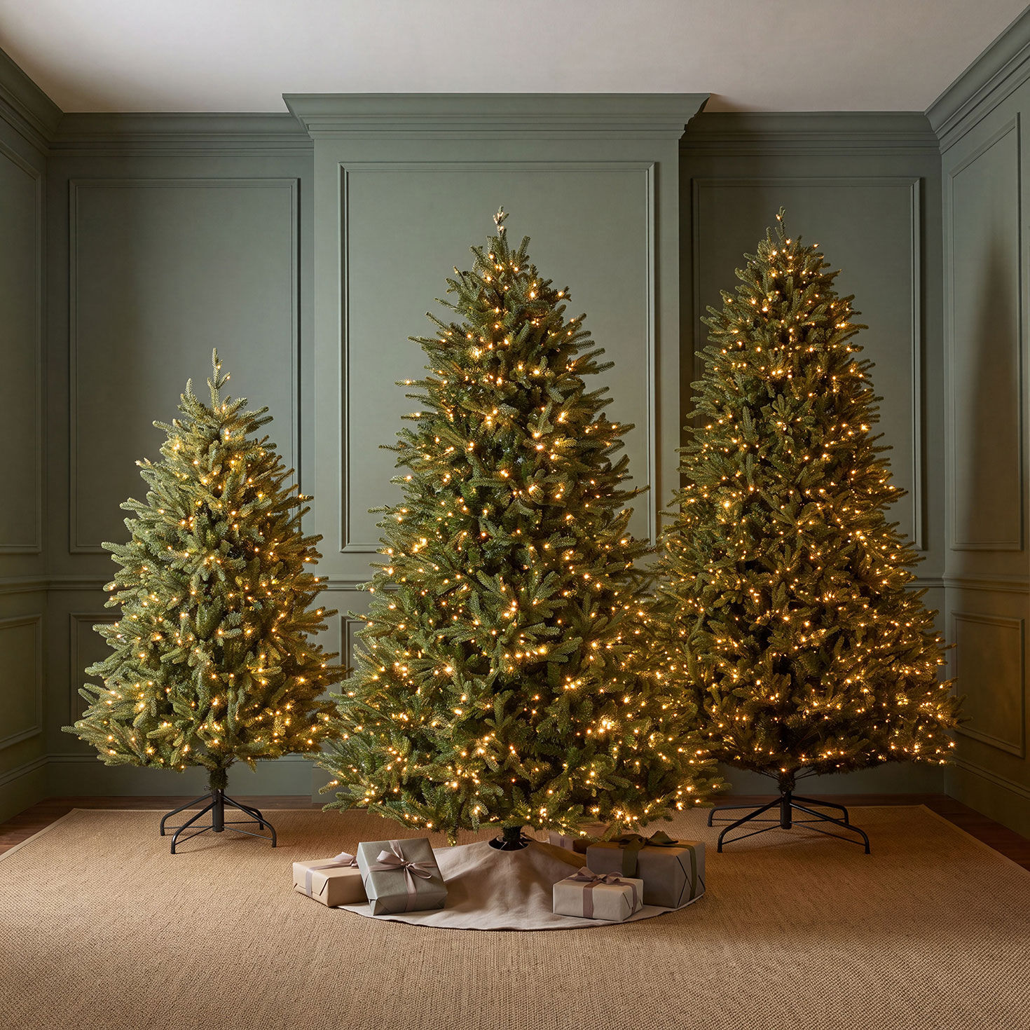 Natural Cut "Hallmark" Fir Tree 5' 400 LED Lights in use image number 3