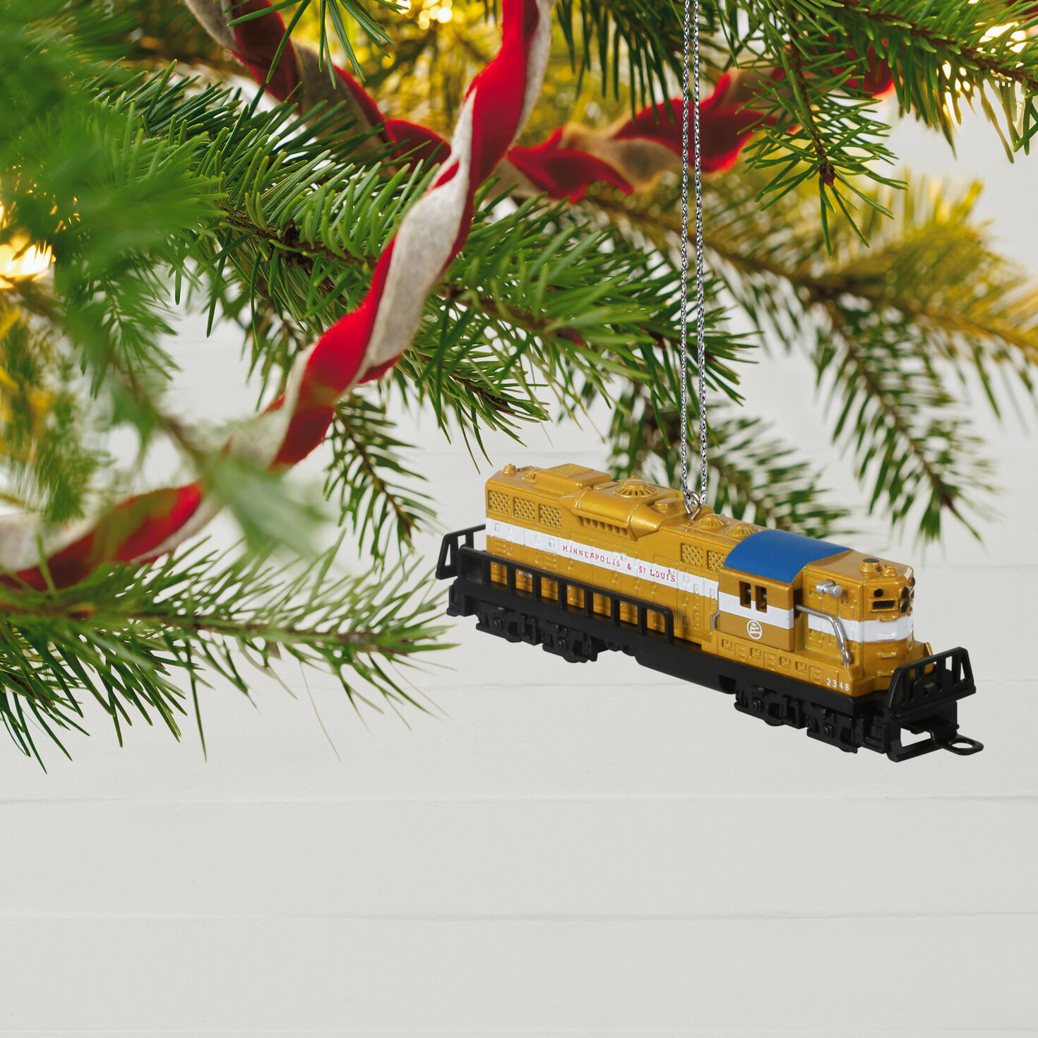 LIONEL HALLMARK CHRISTMAS ORNAMENT WOOD TRAIN CASE DISPLAY SHELF