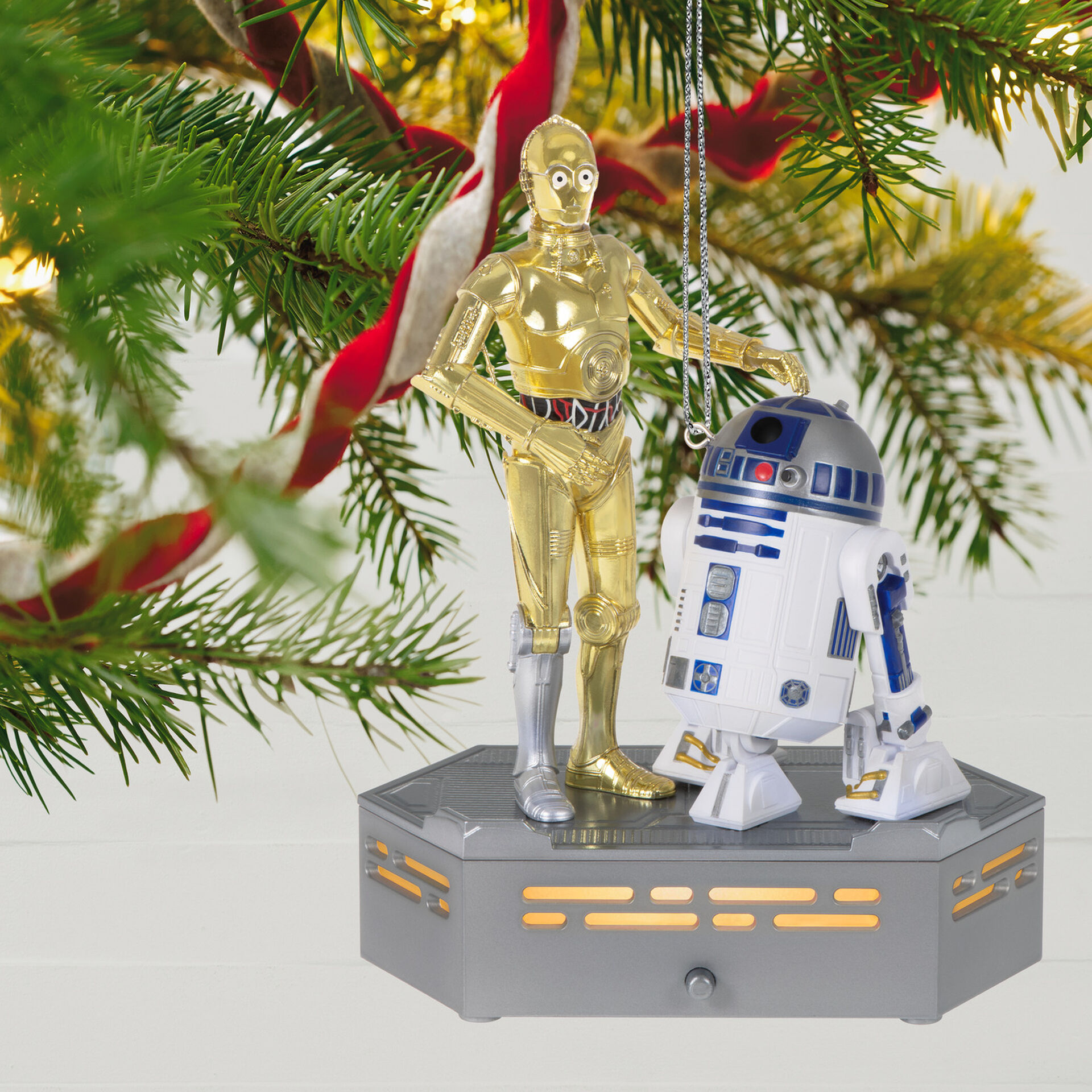 星球大战：新希望™系列 C-3PO™ 和 R2-D2™ 带有光和声的装饰品