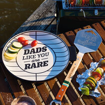 Grill plate with “Dads like you are rare” and a metal grill spatula that says “Dad’s Grill: Peak of perfection”