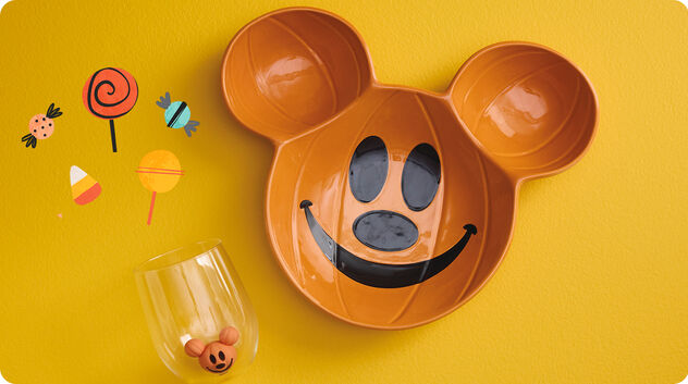 Pumpkin-themed mickey mouse plate and Charmer in a stemless wine glass.