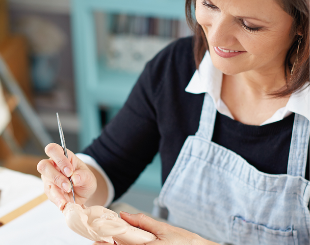A Keepsake artist painting an ornament.